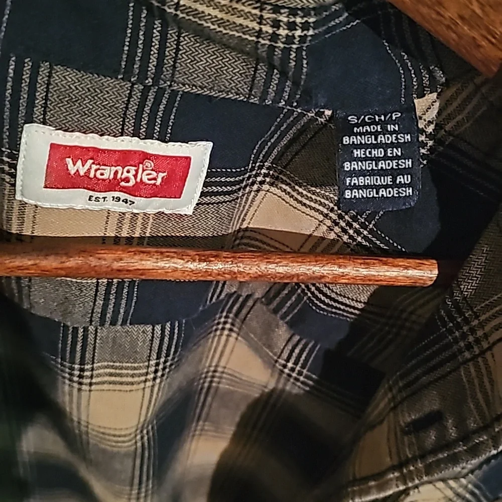 Wrangler Men's long sleeve button-up Navy and sand plaid. In like new condition - Picture 3 of 6